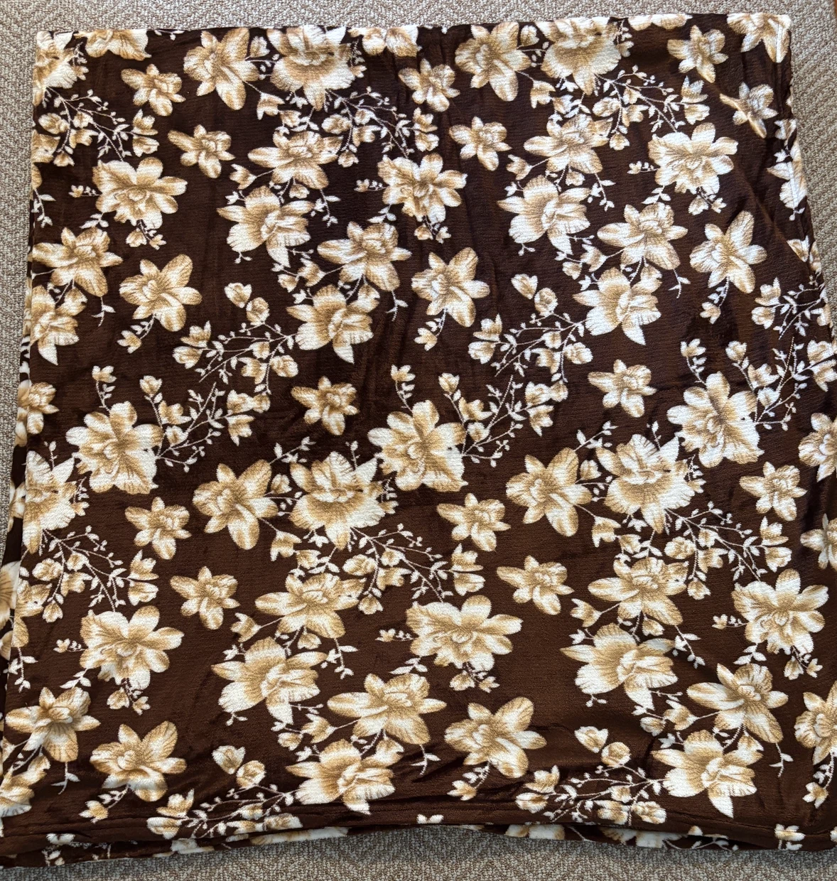 Floral pattern fleece throw blanket (7 x 7.5 feet)