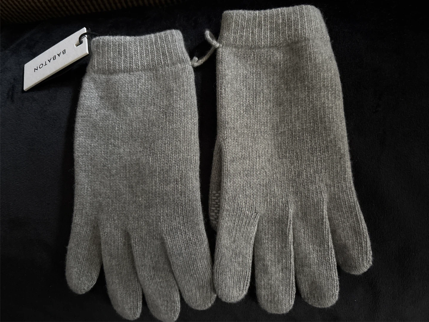 New with Tags 🧤 Aritzia Babaton 100% Cashmere Gloves