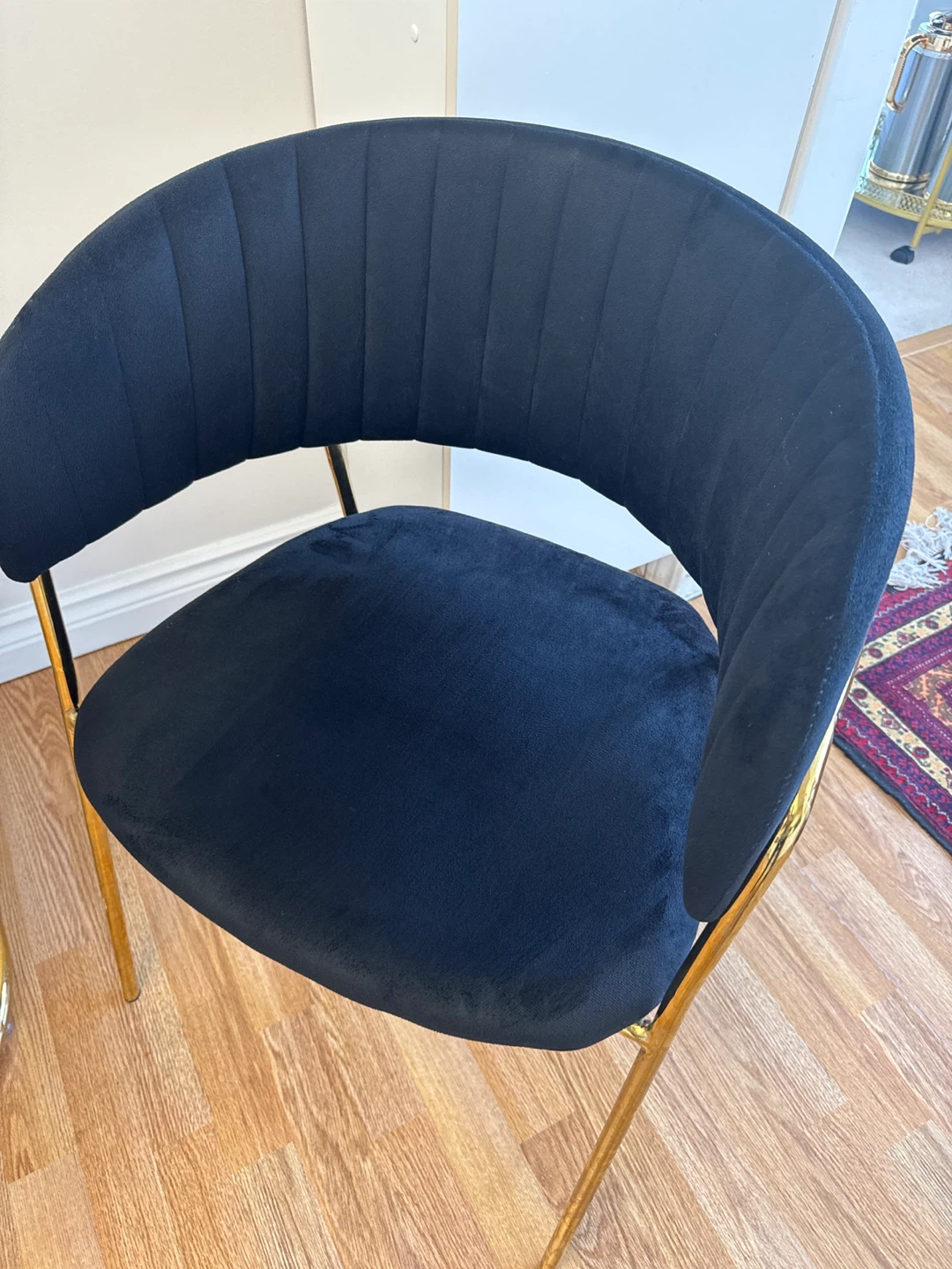 Black velvet chairs and faux marble bistro table - photo 4