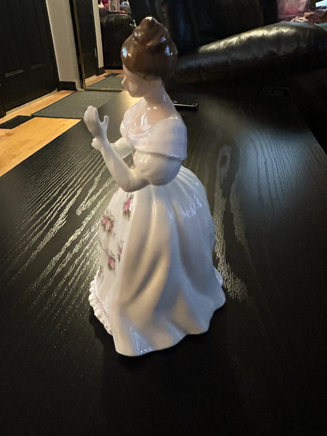 Porcelain Figurine Lady with Flowers - photo 4