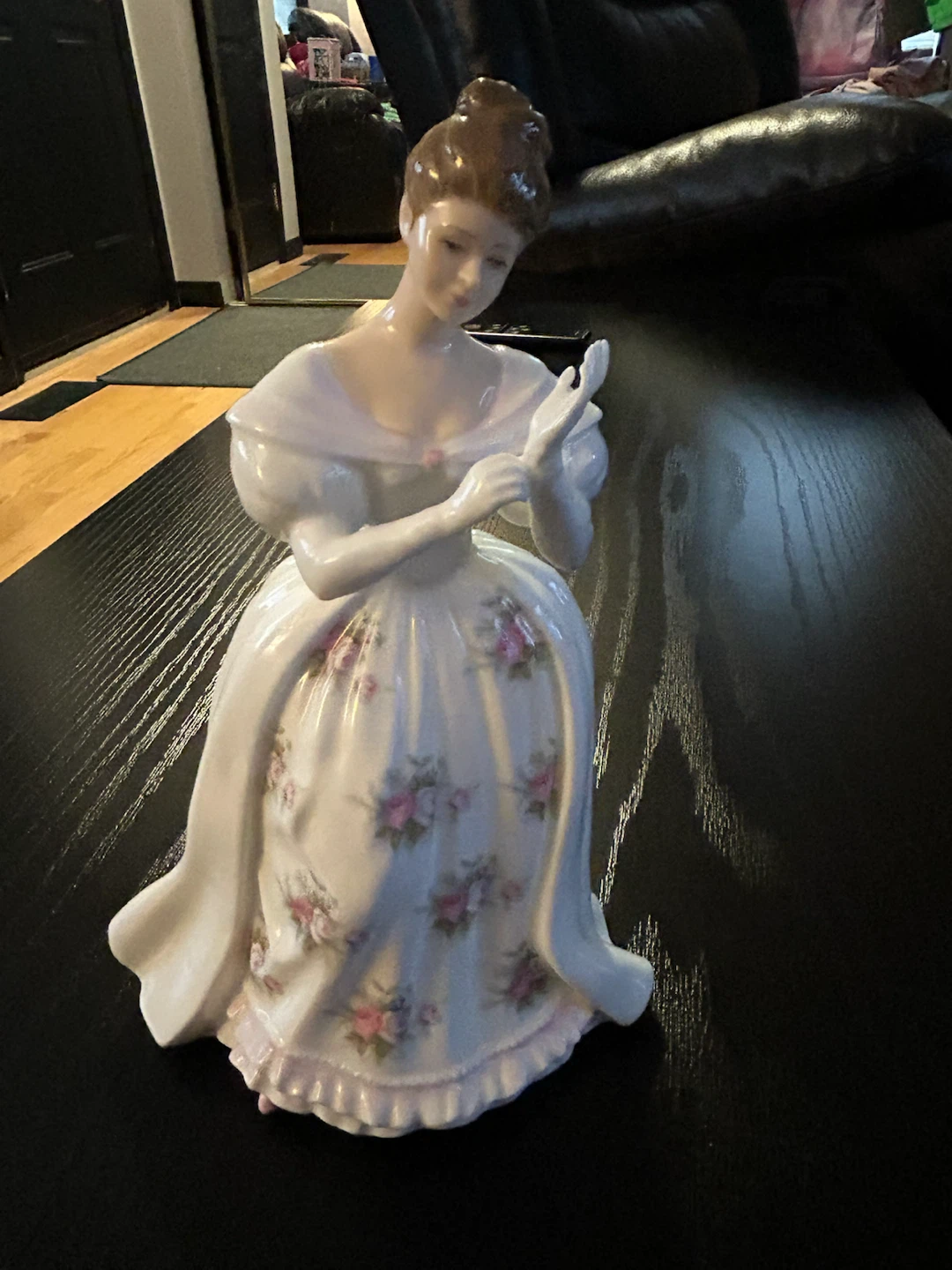 Porcelain Figurine Lady with Flowers - photo 5