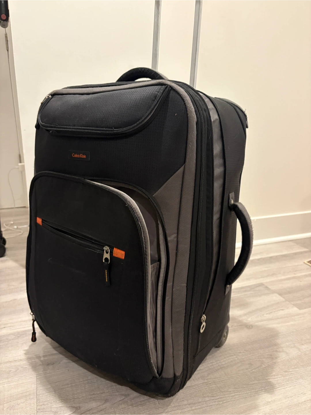 Calvin Klein Rolling Luggage - photo 3