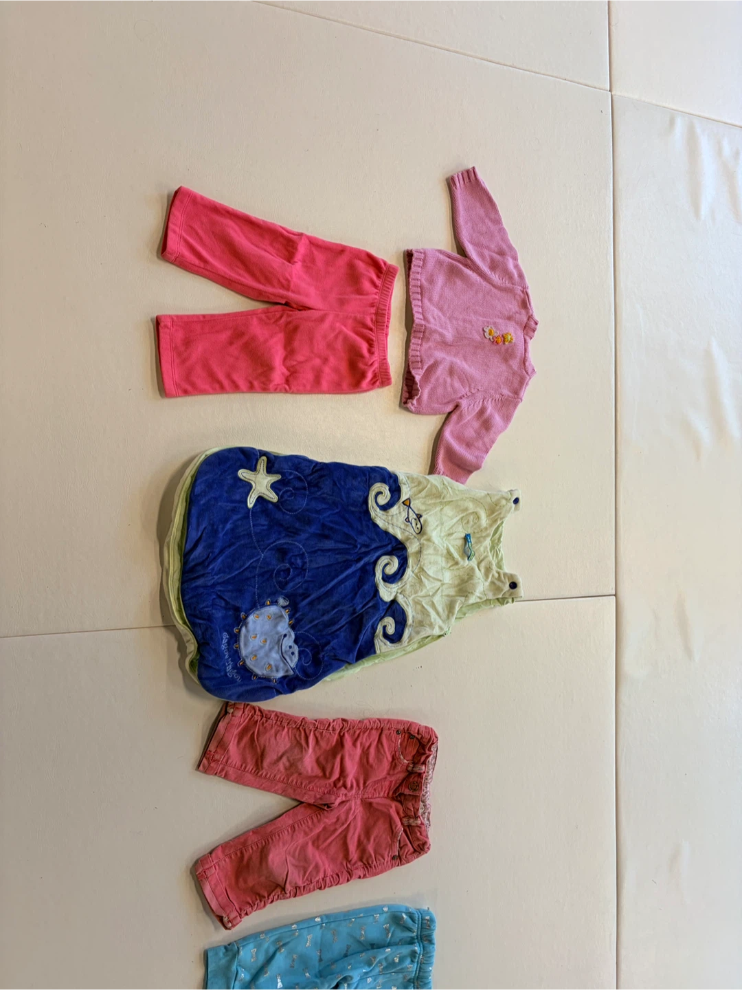 Lot de vêtements pour bébés