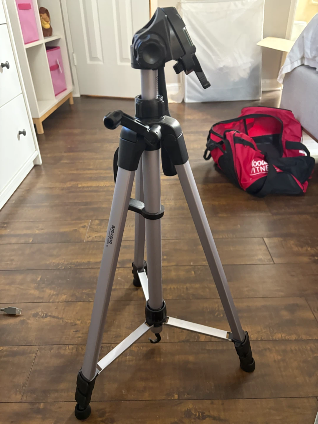 Amazon Basics Lightweight Tripod with Bag - photo 2