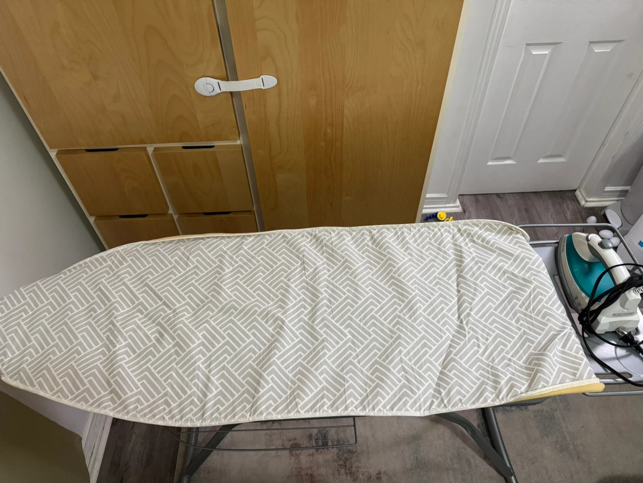 Ironing Board with BLACK+DECKER Iron - photo 2