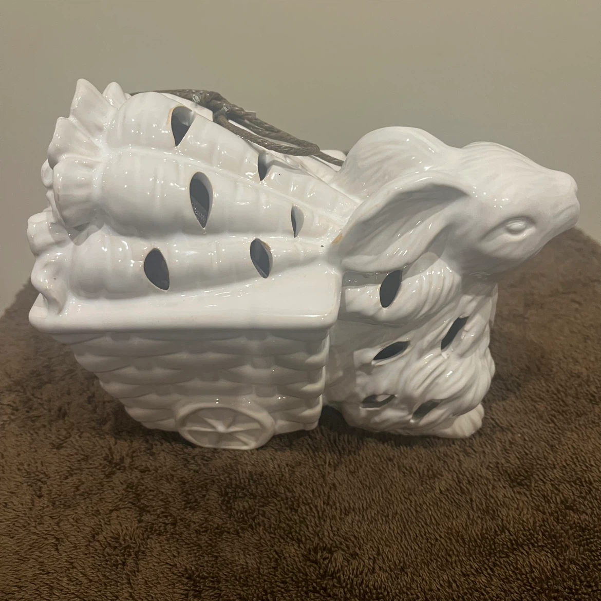 White Ceramic Bunny with Carrot Cart Scent Diffuser - photo 2