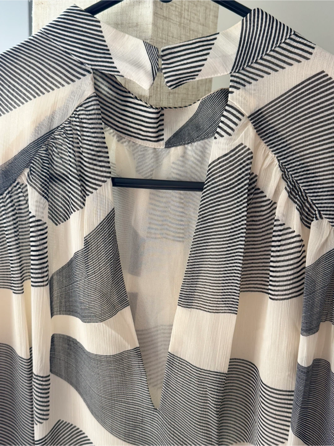 Express Black & Cream Geometric Long-Sleeve Blouse - photo 3