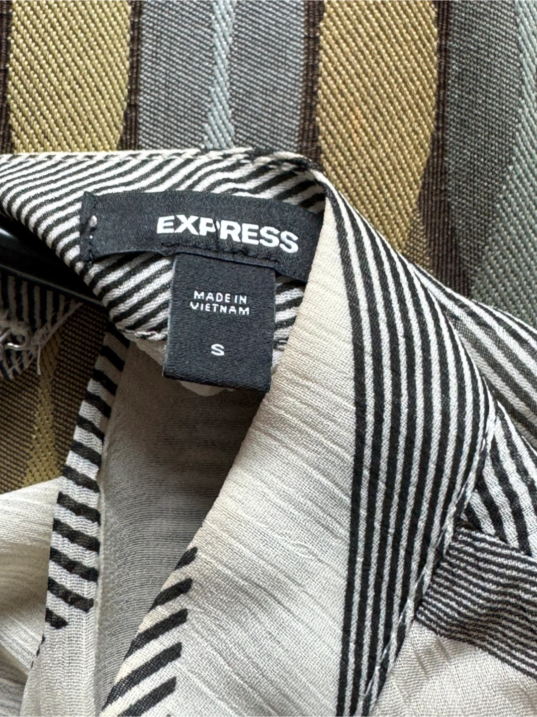 Express Black & Cream Geometric Long-Sleeve Blouse - photo 5