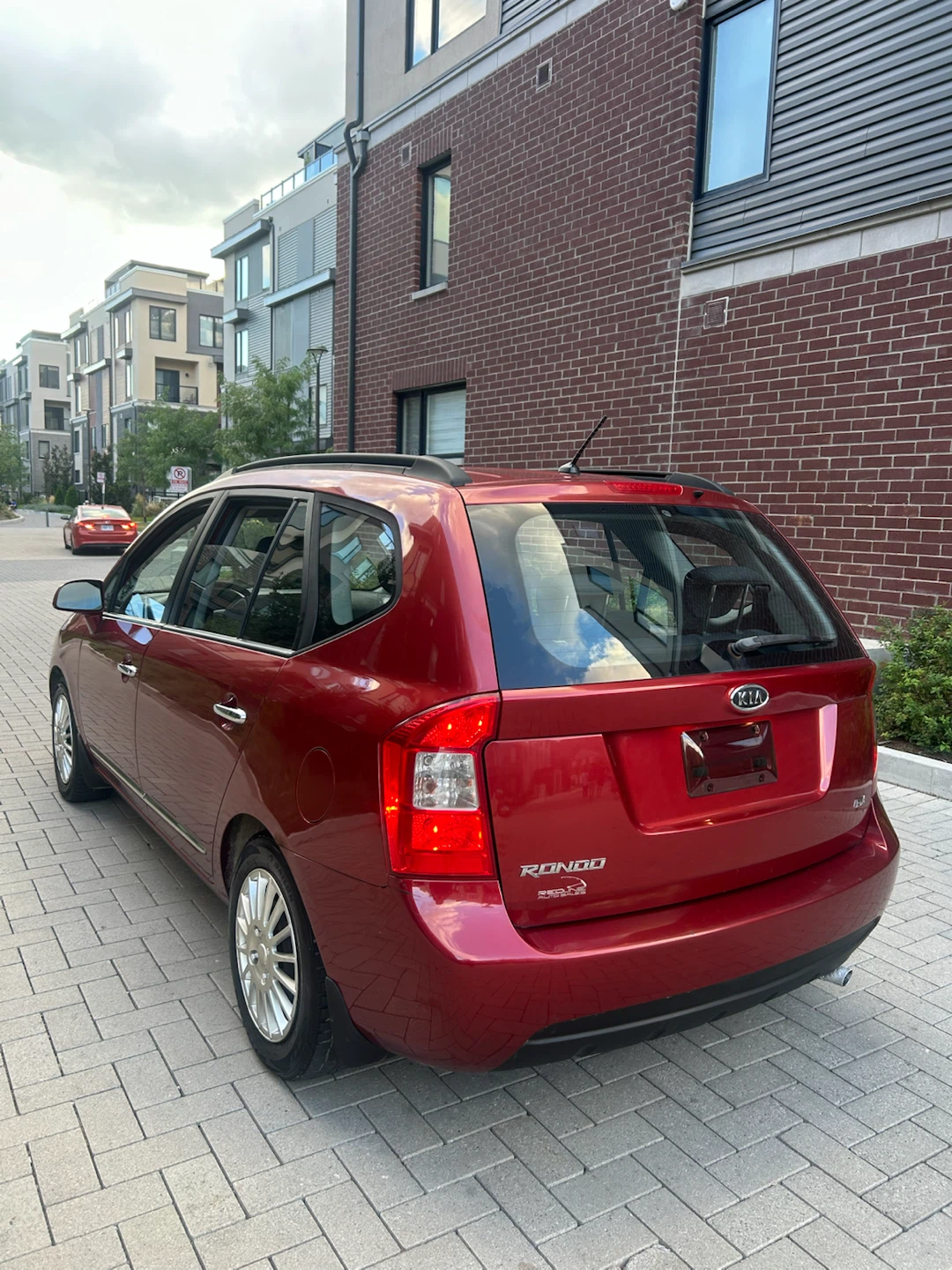 2008 Kia Rondo | 7 Seater (201k) | Family Owned - photo 2