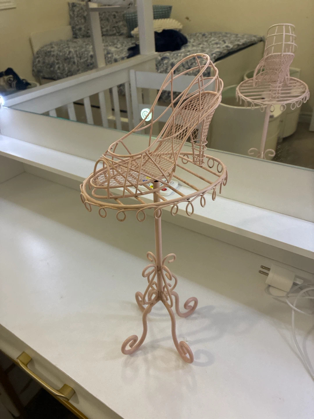 Pink Wire High Heel Jewelry Stand - photo 2