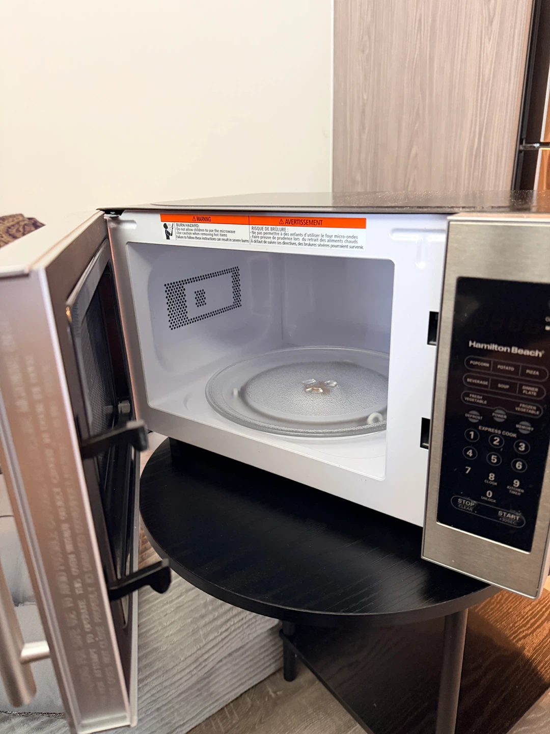 Microwave - Hamilton Beach 700 watts - photo 2