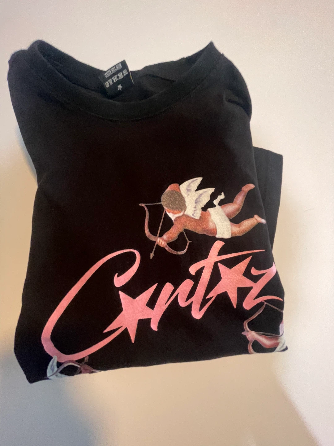Corteiz Black Cupid Graphic T-Shirt - photo 4