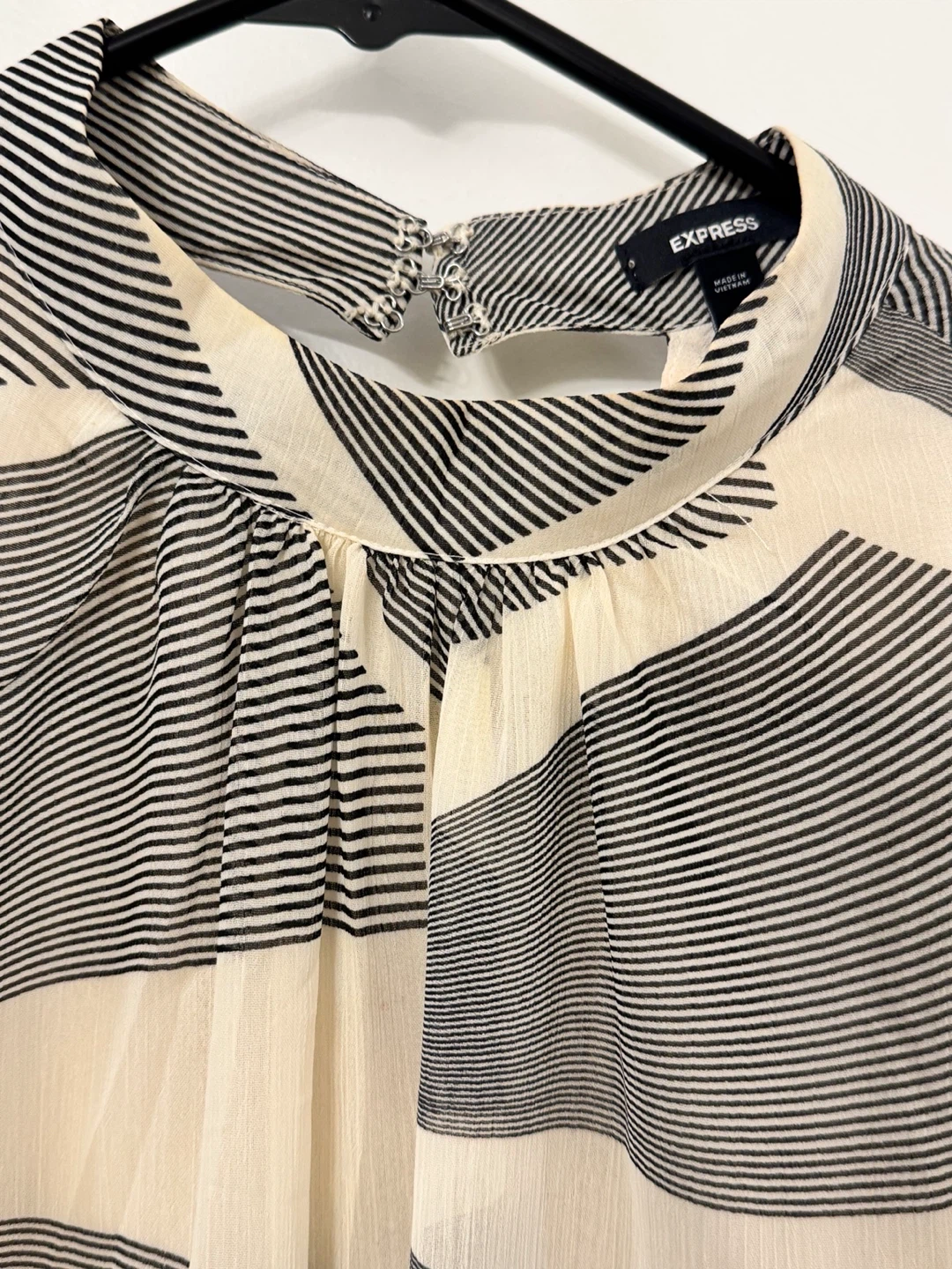 Express Black & Cream Geometric Long-Sleeve Blouse - photo 3
