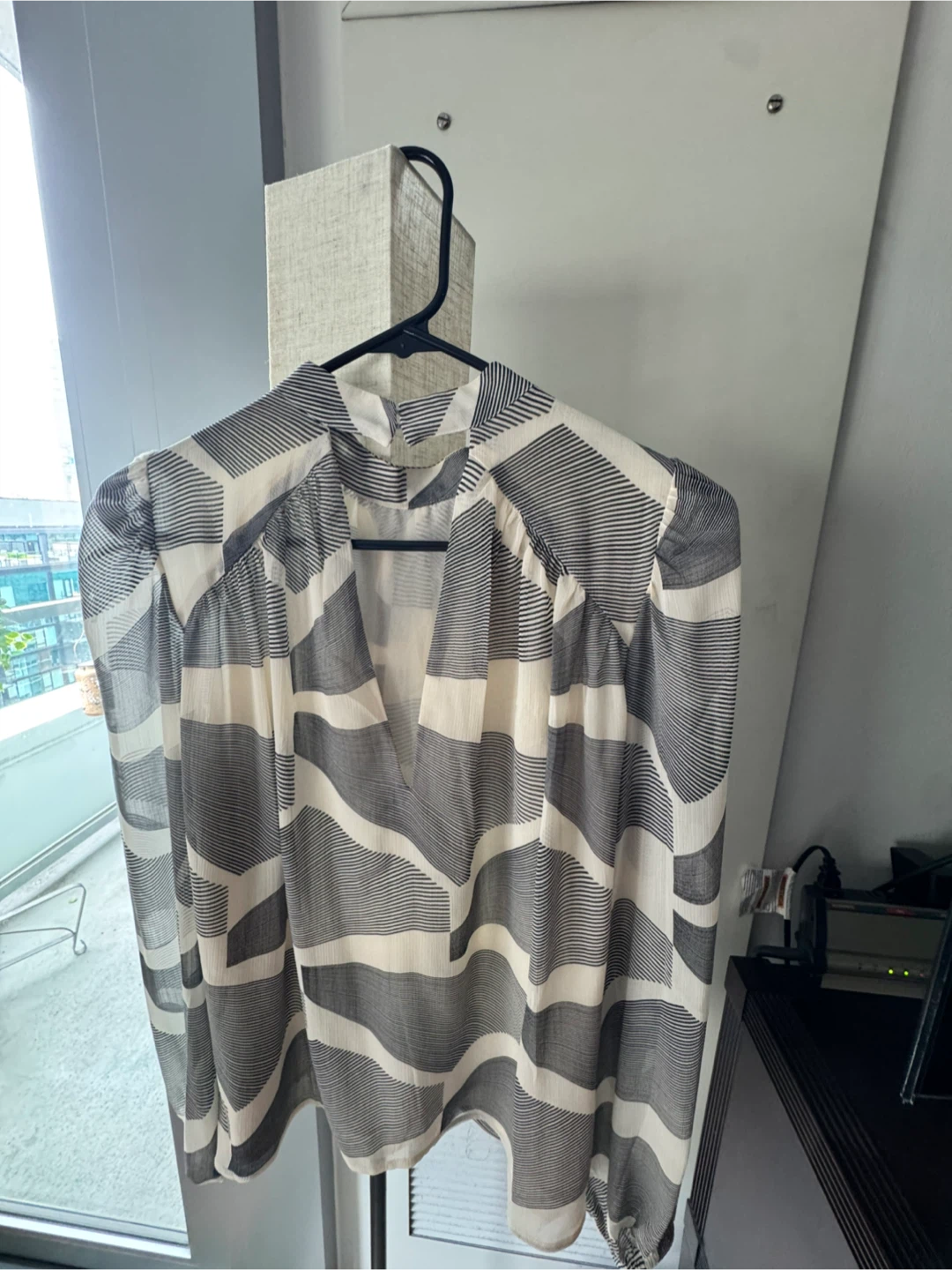 Express Black & Cream Geometric Long-Sleeve Blouse - photo 5