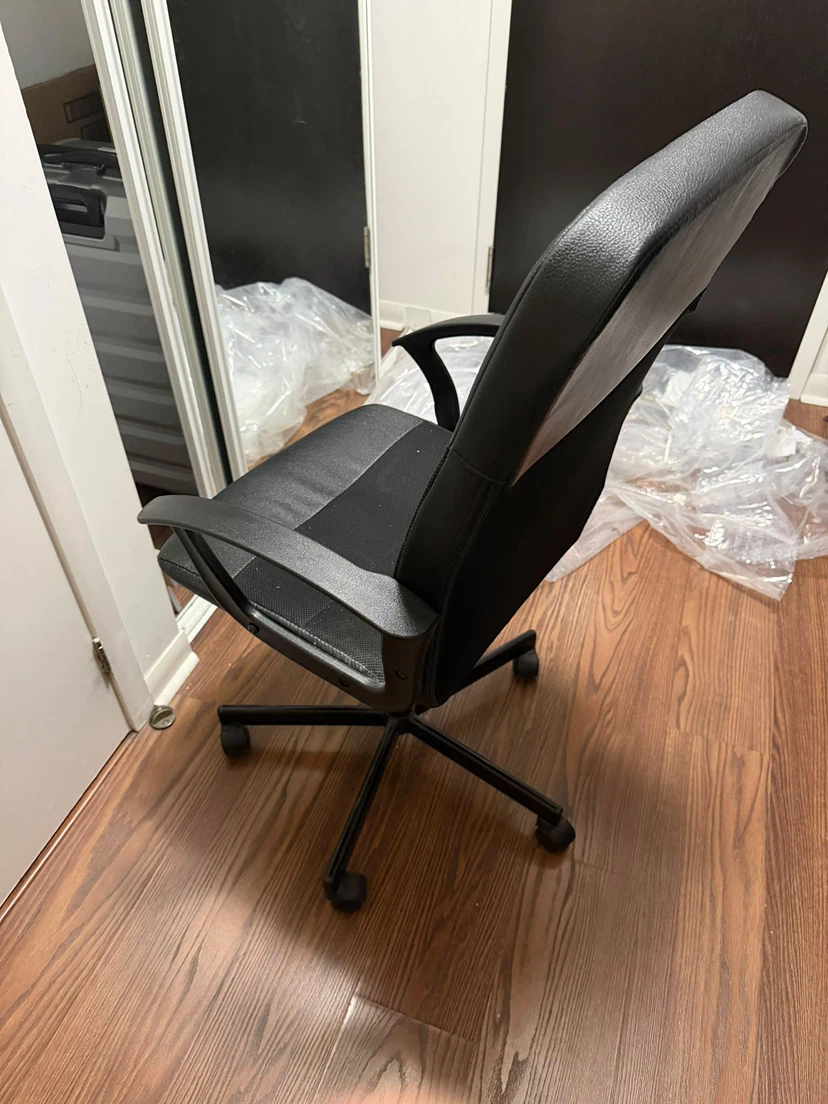 Black office desk chair - move out sale - photo 2
