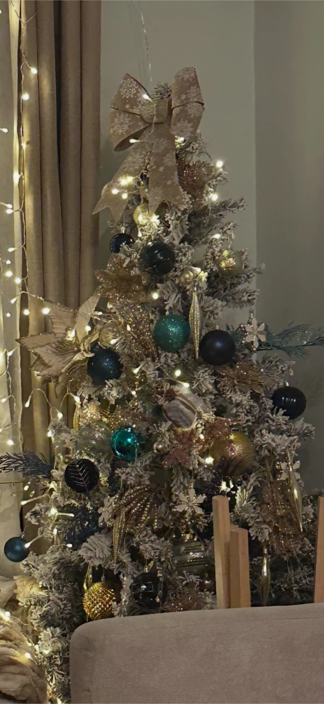 Pre-lit Flocked Christmas Tree with Ornaments and Lights