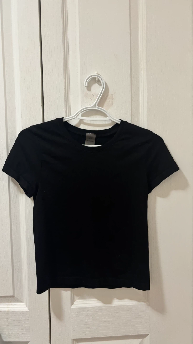 Black Aritzia seamless t-shirt