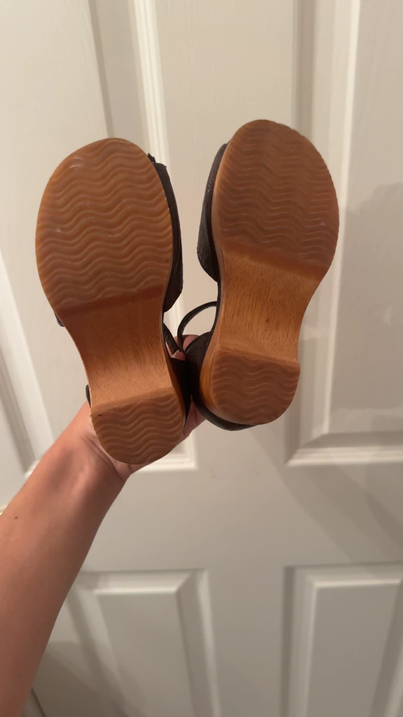 Brown Gap toddler t strap wooden bottom Sandals - photo 2