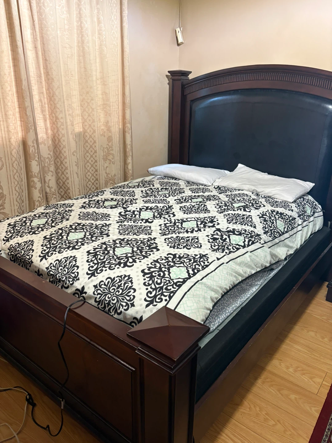 Dark Wood Bedroom Set - Bed, Dresser & Nightstands - photo 4
