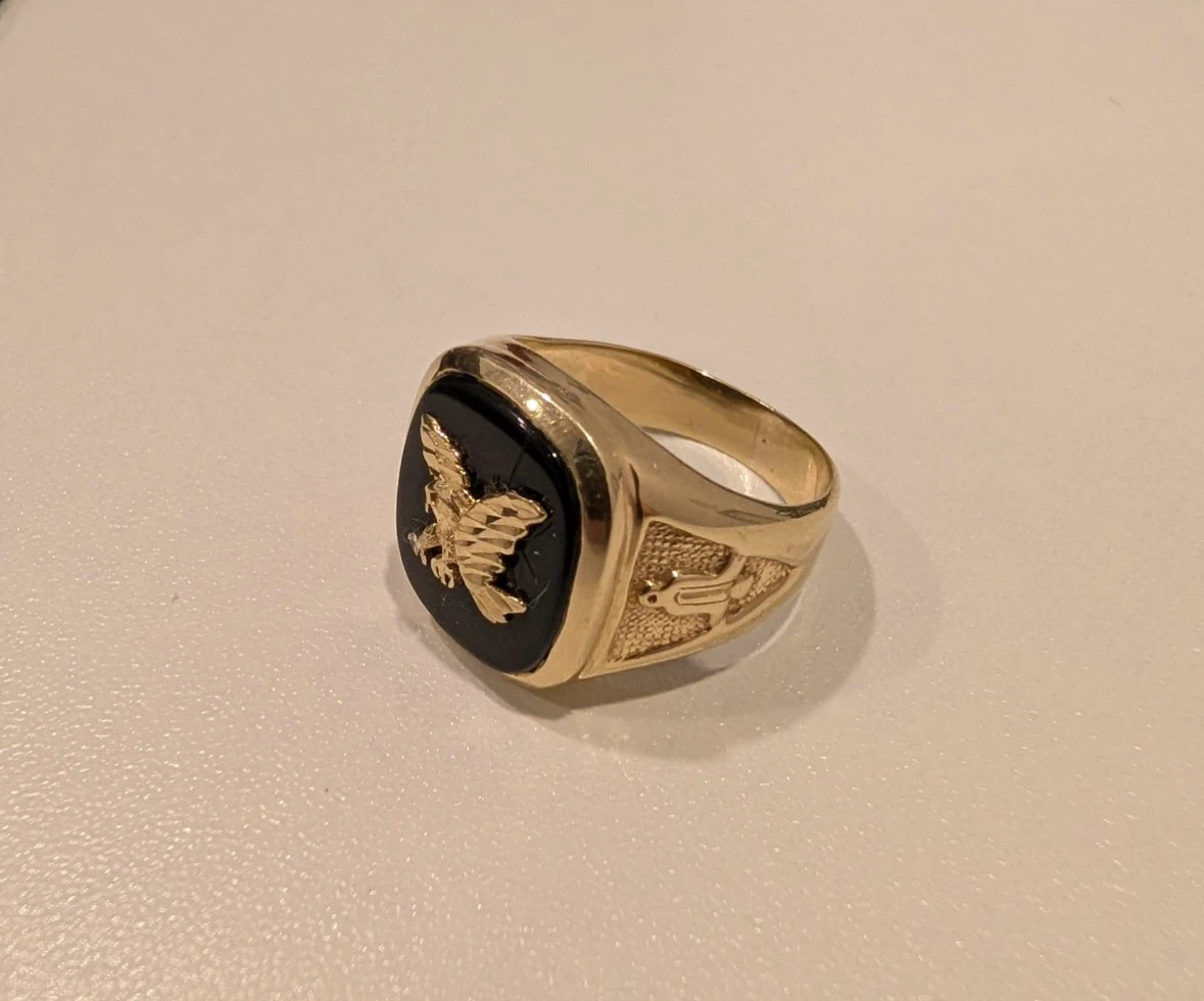 Bague avec aigle en or et onyx
