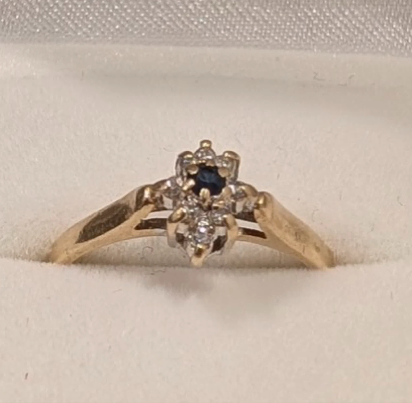 Bague en or avec saphir et diamants