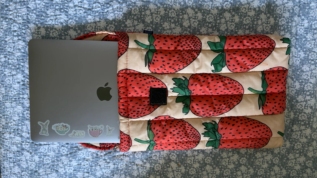 BAGGU Puffy Laptop Sleeve - Strawberry Print