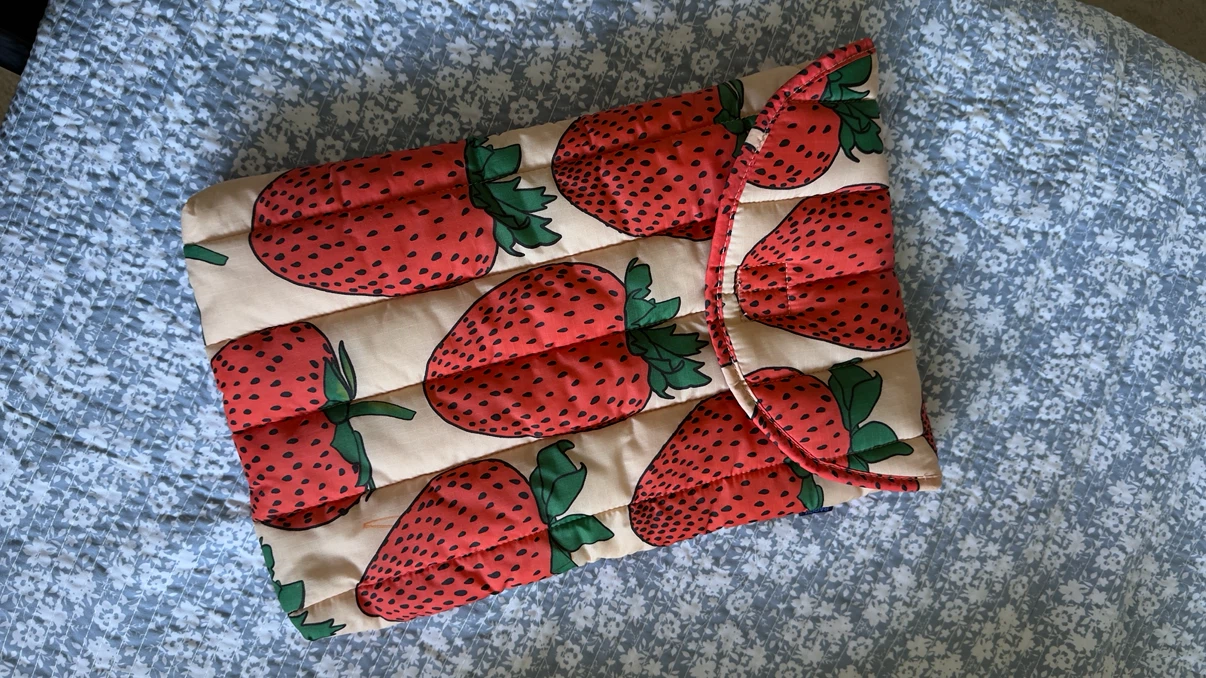 BAGGU Puffy Laptop Sleeve - Strawberry Print - photo 2