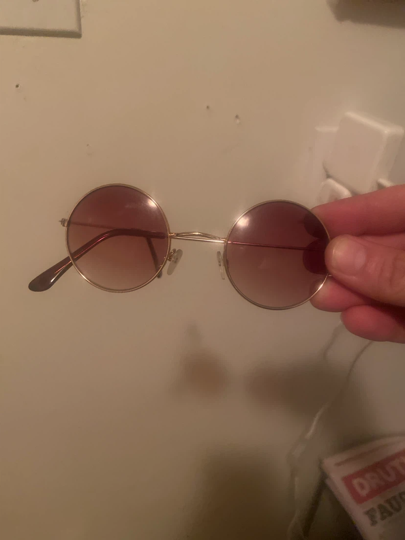 Vintage-style round sunglasses