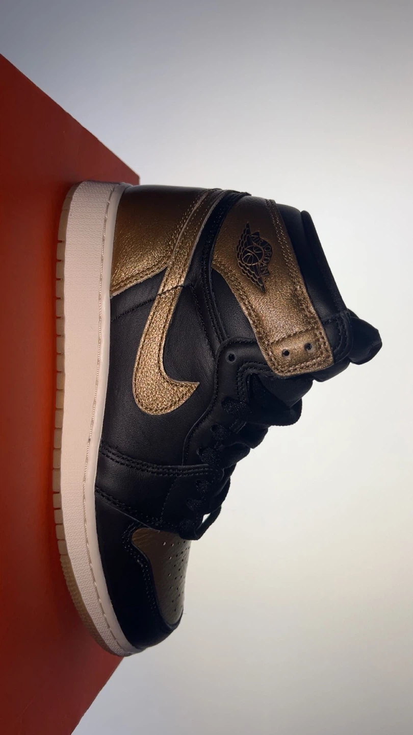 Nike Air Jordan 1 Retro High Gold Black