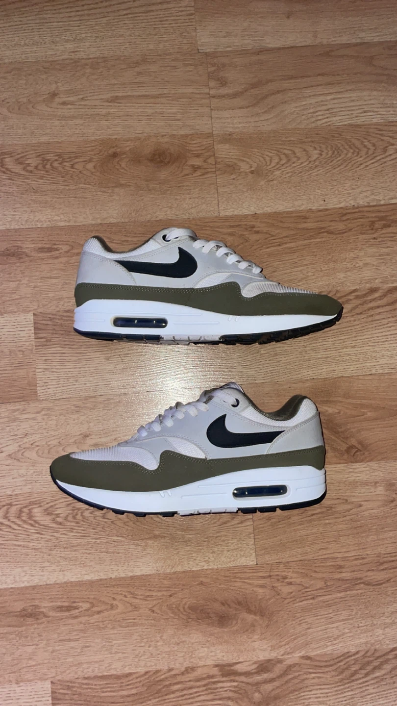 Size 10 men’s airmax 30$