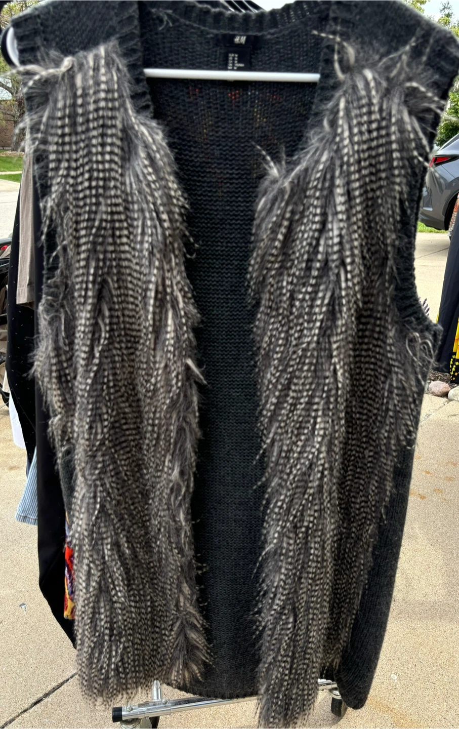 H&M Faux Fur Trim Knit Vest - photo 2