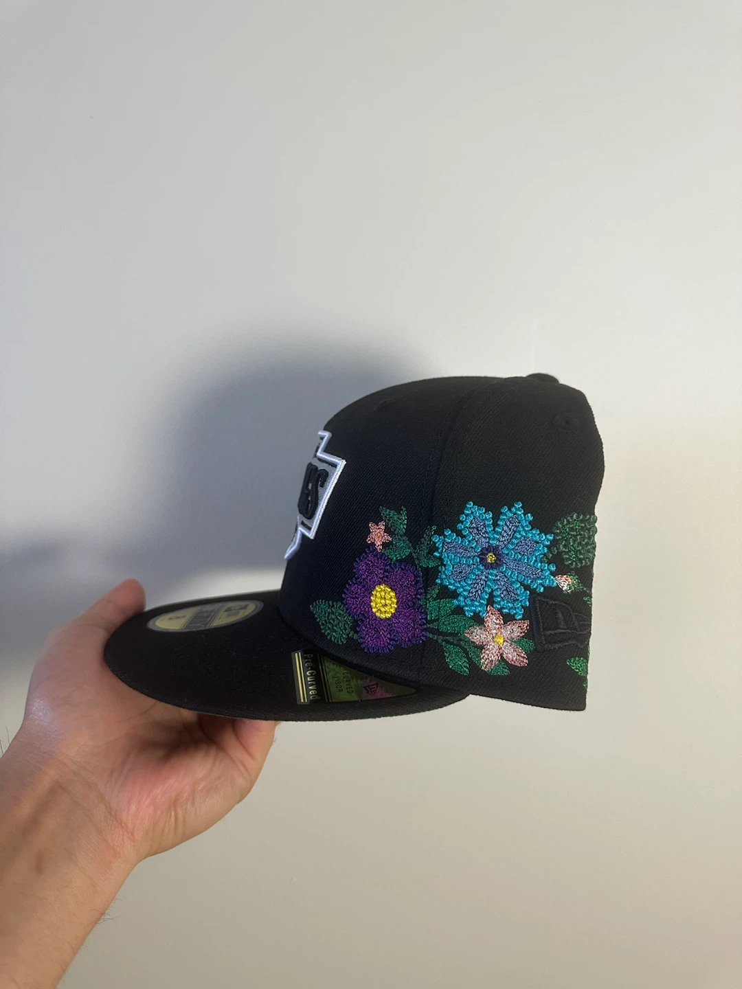 New Era Los Angeles Kings Floral Embroidered Fitted Hat Size 8 - photo 4