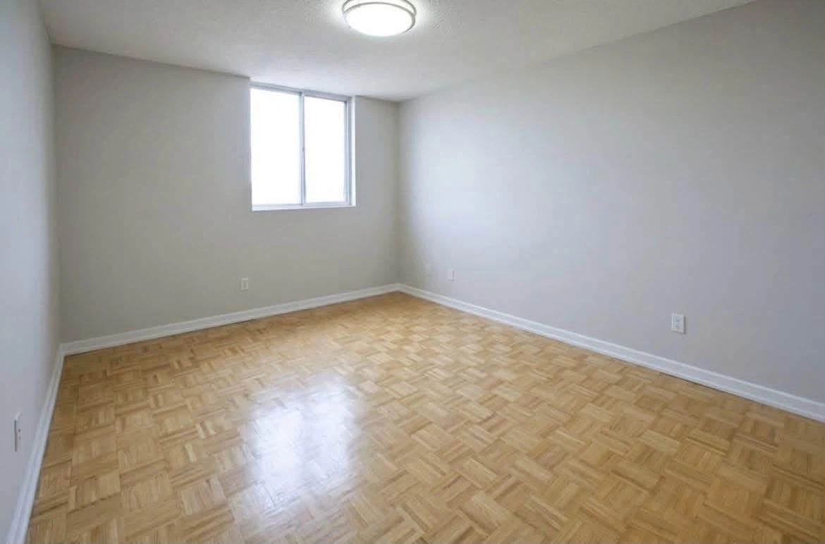 Sublet in Scarborough - Victoria park TTC 2 mins walk - photo 3
