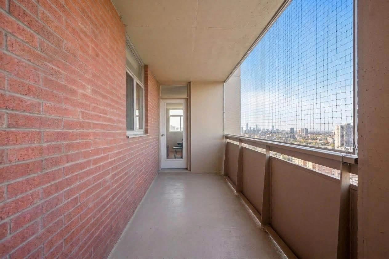 Sublet in Scarborough - Victoria park TTC 2 mins walk - photo 4