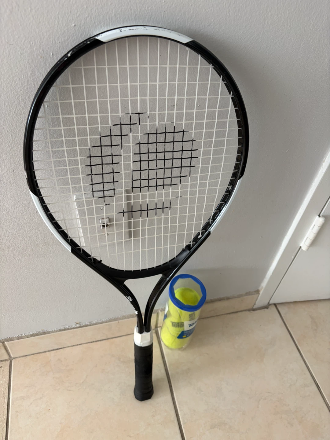 Tennis racket + balls