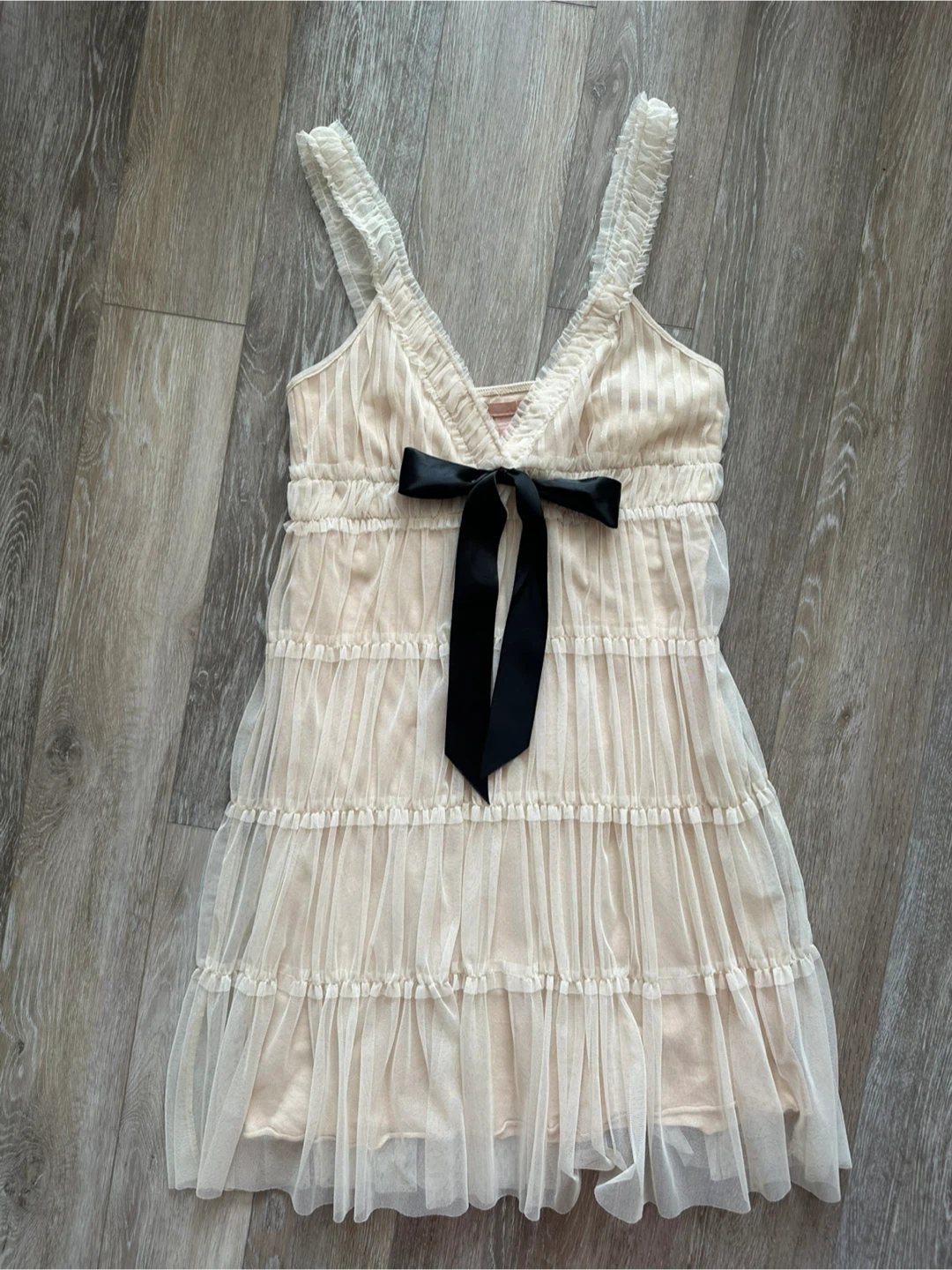 Beige tulle tiered dress with black bow