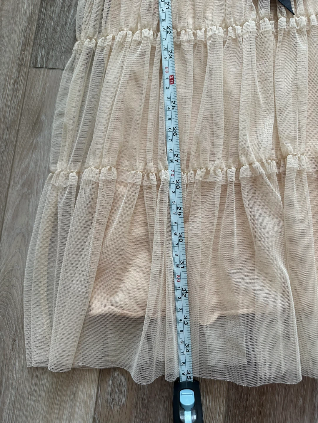 Beige tulle tiered dress with black bow - photo 2