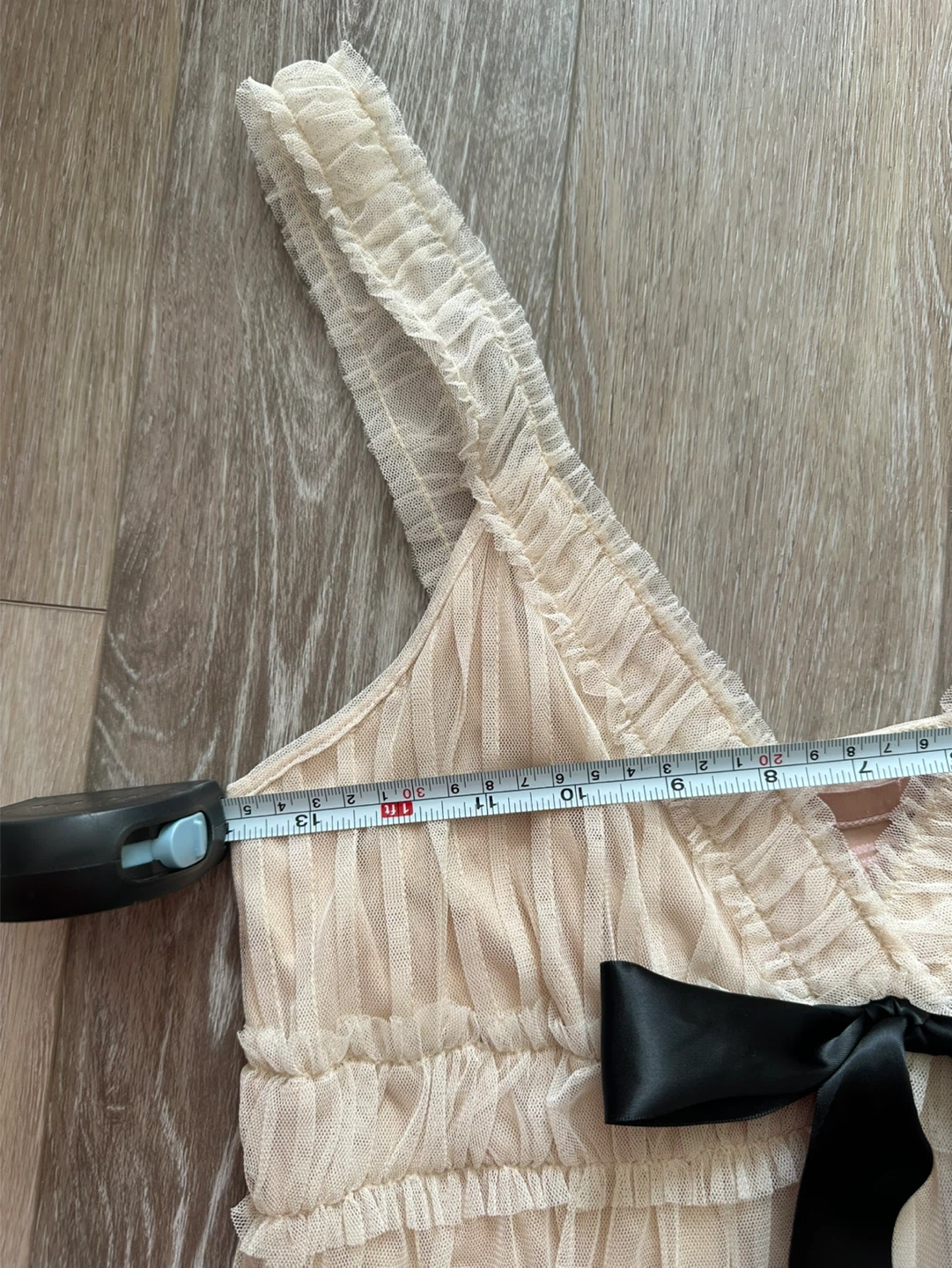 Beige tulle tiered dress with black bow - photo 3