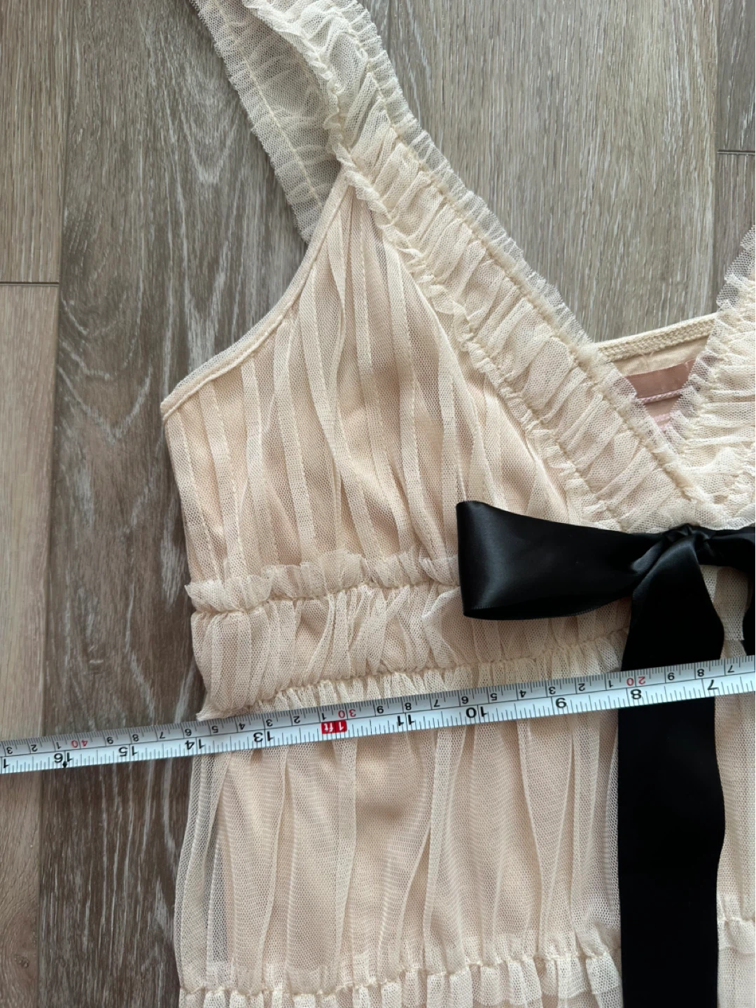 Beige tulle tiered dress with black bow - photo 4
