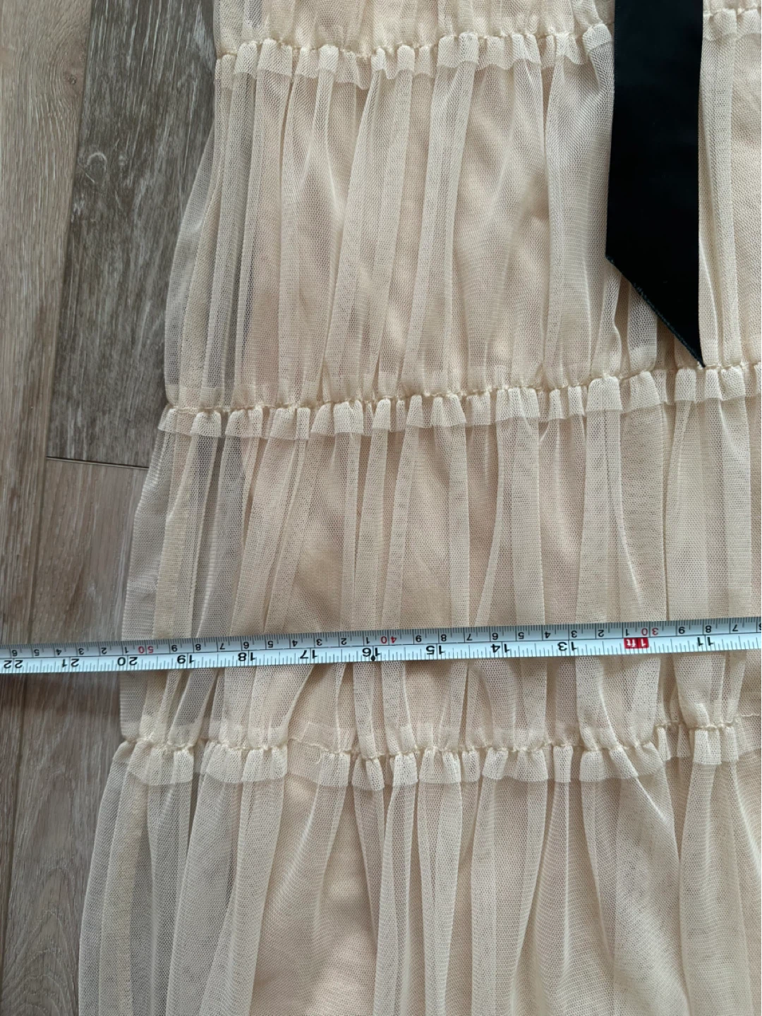 Beige tulle tiered dress with black bow - photo 5