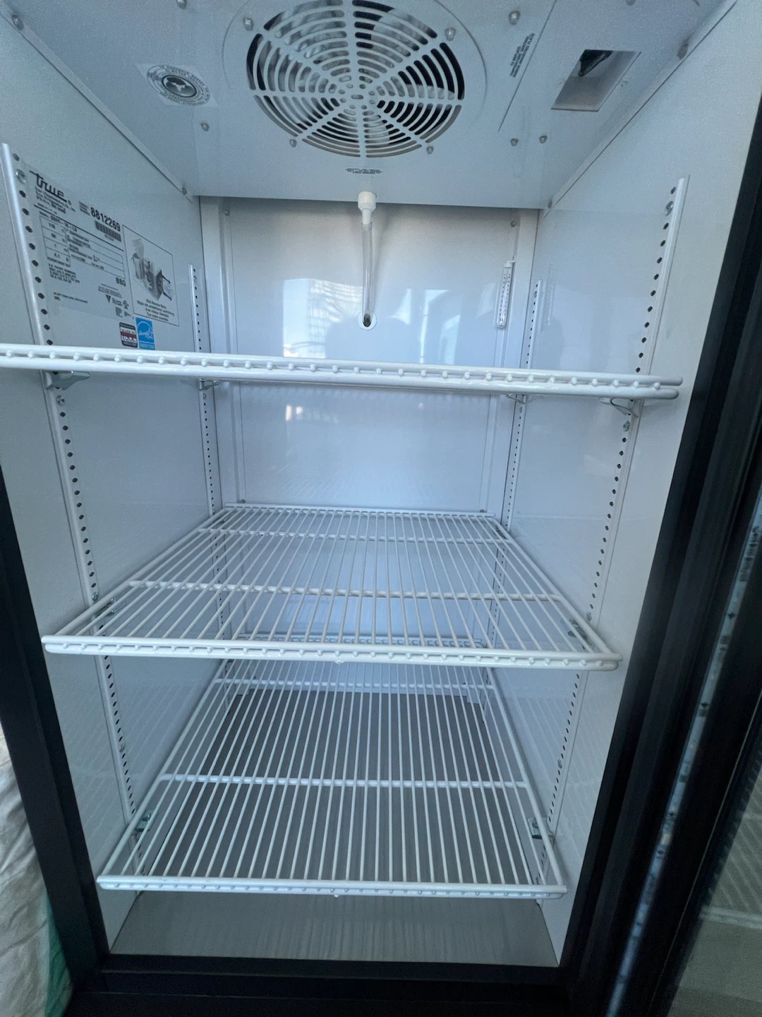 True Manufacturing Glass Door Merchandiser Fridge - photo 3