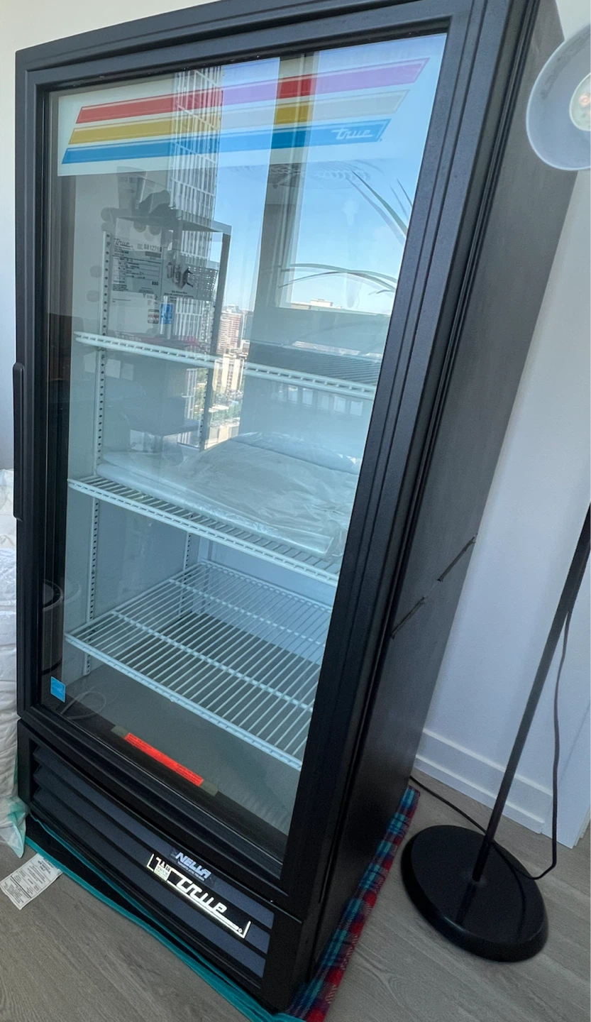 True Manufacturing Glass Door Merchandiser Fridge - photo 4