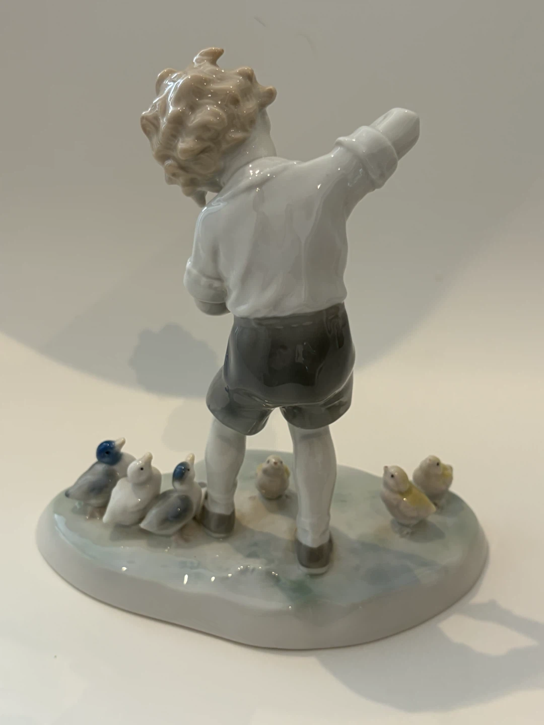 Porcelain Figurine - Boy with Violin and Ducklings - photo 2