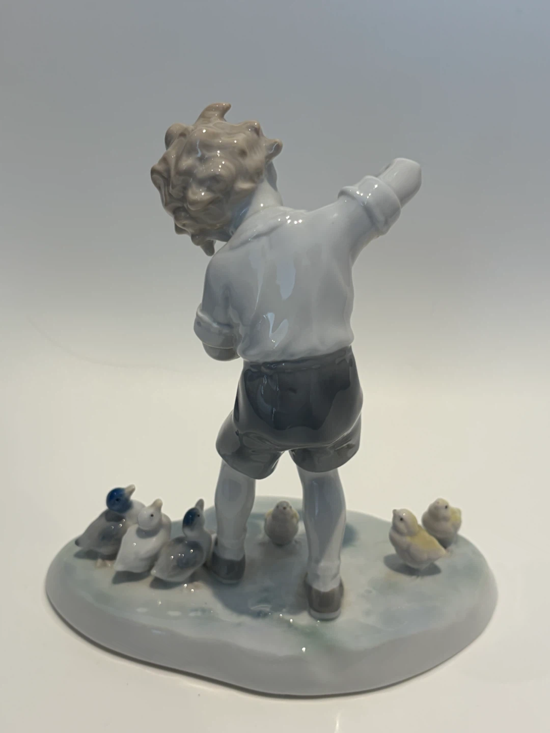 Porcelain Figurine - Boy with Violin and Ducklings - photo 3