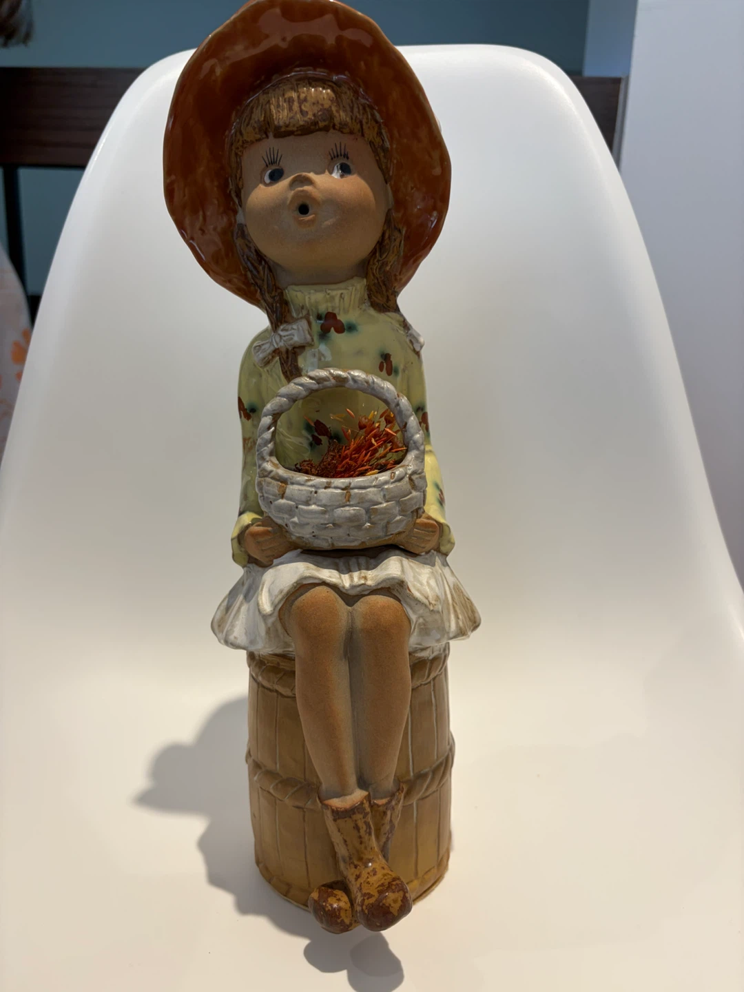 Vintage Mann Ceramic Girl Figurine with dried flowers - photo 2