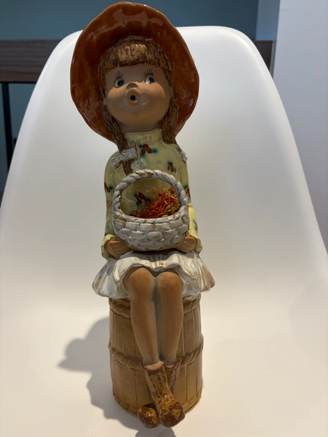 Vintage Mann Ceramic Girl Figurine with dried flowers - photo 3