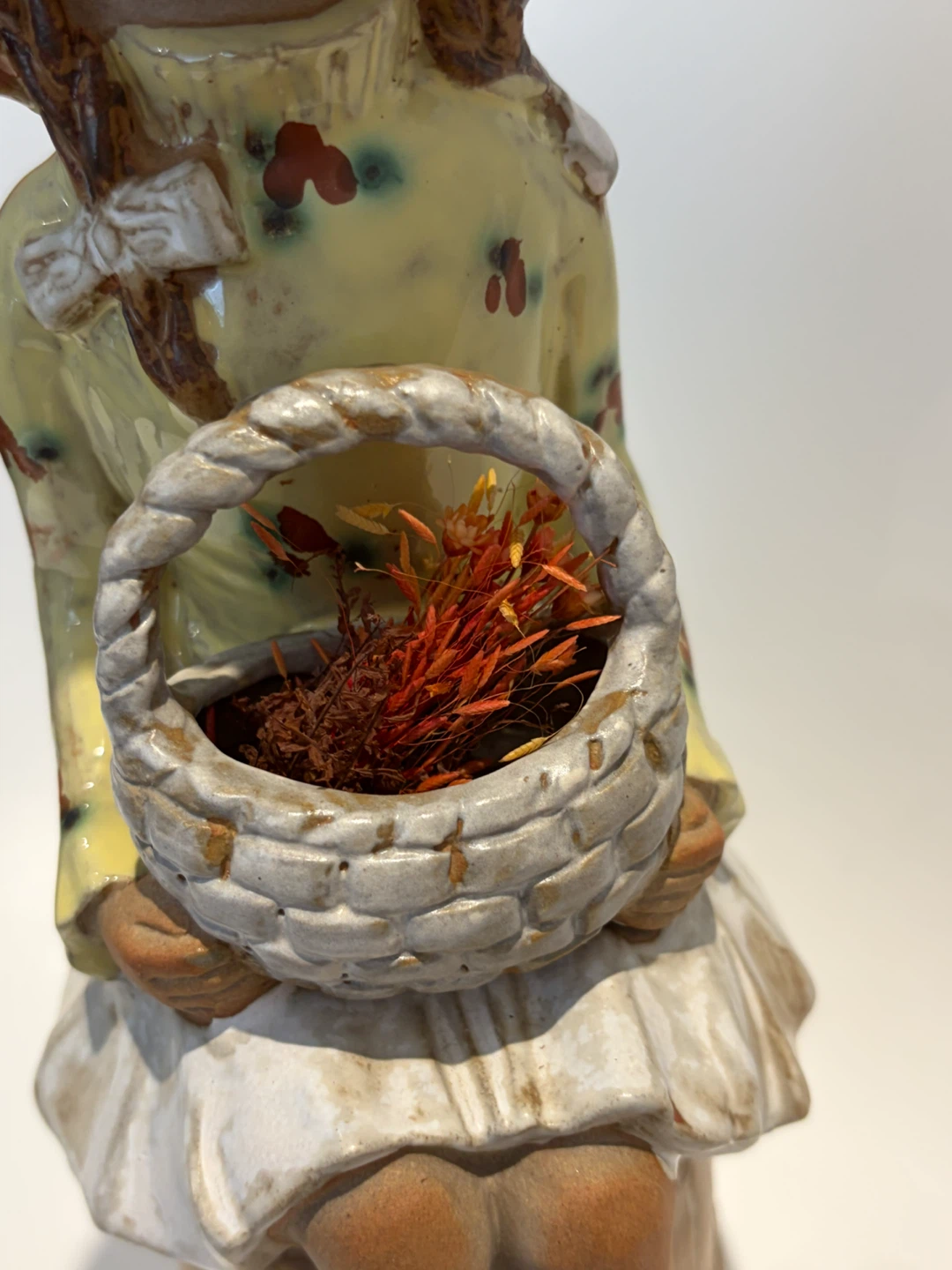Vintage Mann Ceramic Girl Figurine with dried flowers - photo 4