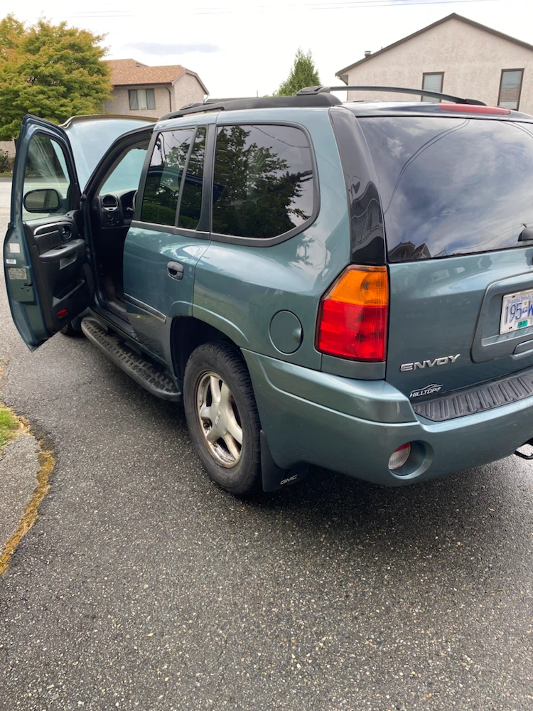 2009 GMC ENVOY SLE 4.2 LITRE 6 CYLINDER LADY DRIVEN - photo 2