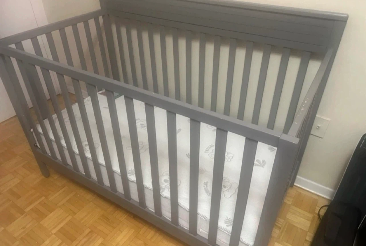Grey convertible crib WITH MATTRESS - photo 2