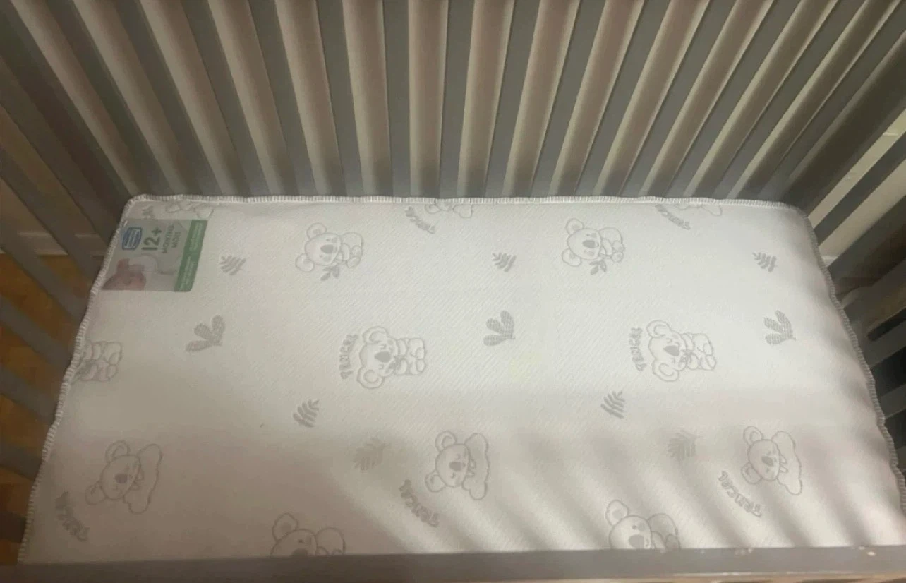Grey convertible crib WITH MATTRESS - photo 3